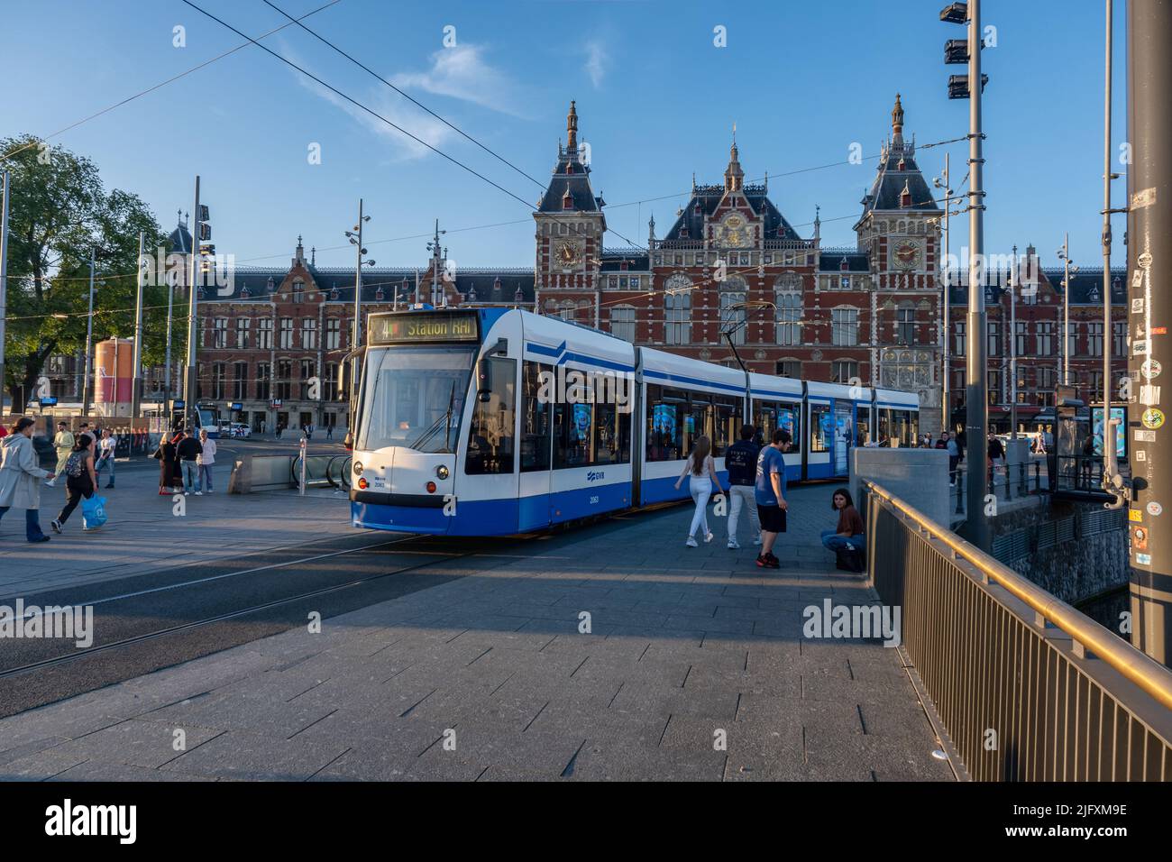 Amsterdam, Niederlande - 22. Juni 2022: GVB-Straßenbahn in der Damrak-Straße Stockfoto
