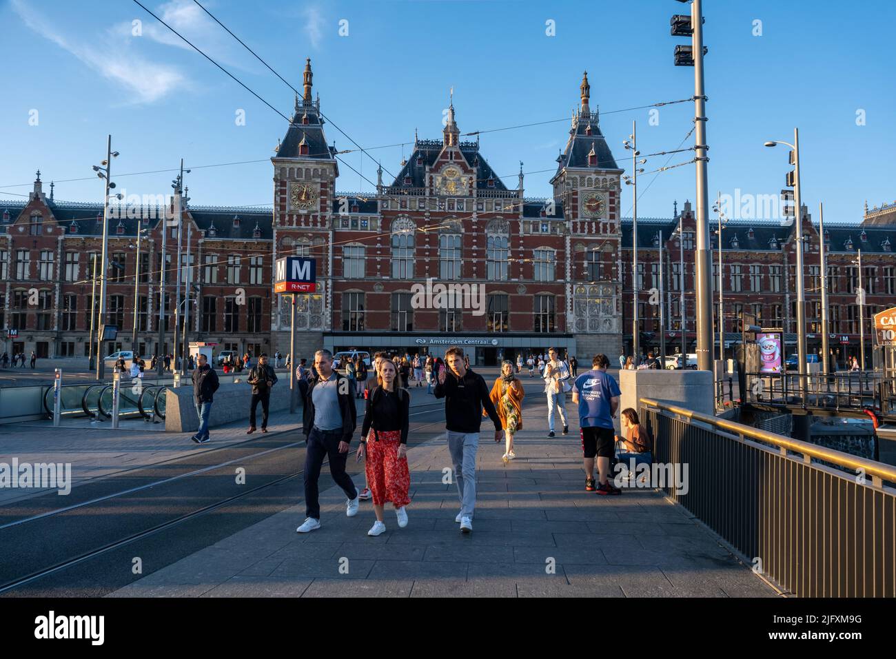 Amsterdam, Niederlande - 22. Juni 2022: Blick auf den Hauptbahnhof in Amsterdam Stockfoto