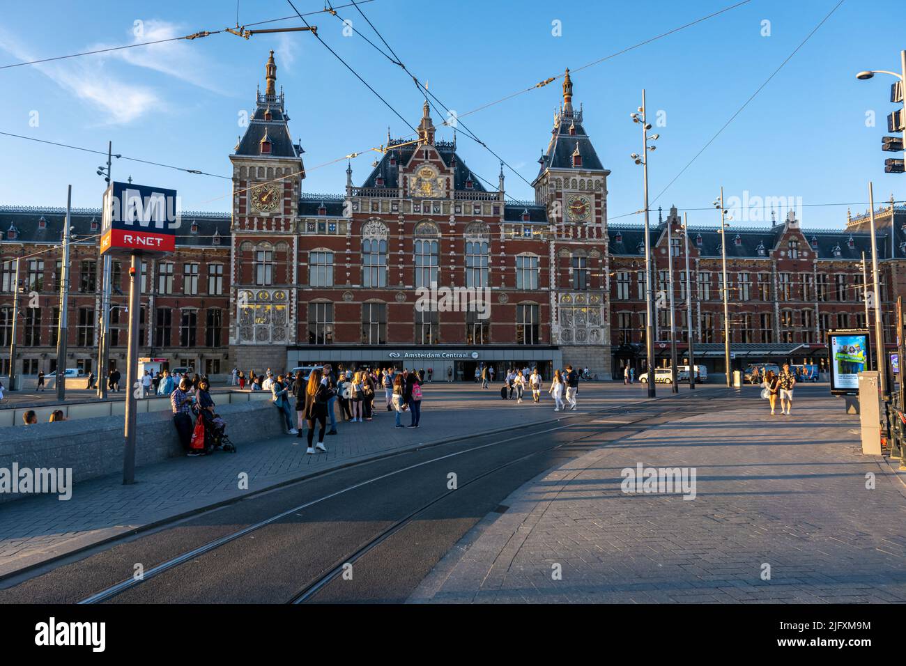 Amsterdam, Niederlande - 22. Juni 2022: Blick auf den Hauptbahnhof in Amsterdam Stockfoto