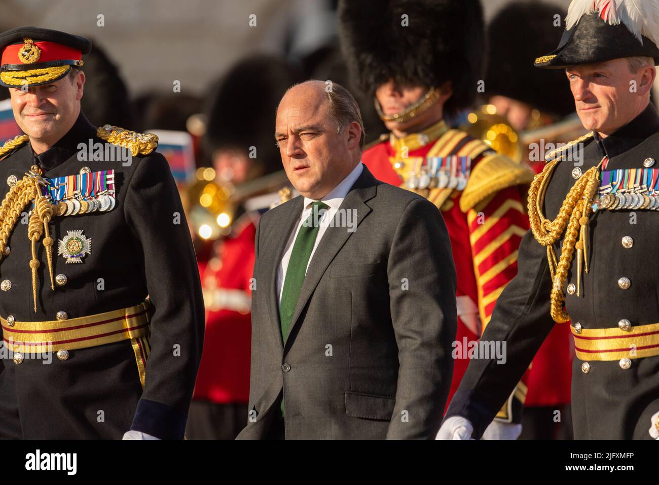 London, Großbritannien. 5.. Juli 2022. Die ‘Military Musical Spectacular' der britischen Armee feiert die Parade der Queen und des Commonwealth on Horse Guards London der Generalstabschef, General Sir Patrick Sanders, nahm den Gruß an. Einhundertfünfzig Kinder des Commonwealth Youth Choir, begleitet von den massierten Bands, spielten ‘A Song for the Commonwealth', Musik wurde von den massierten Bands der Household Division aufgeführt.Bild: Ben Wallace, Verteidigungsminister, Quelle: Ian Davidson/Alamy Live News Stockfoto