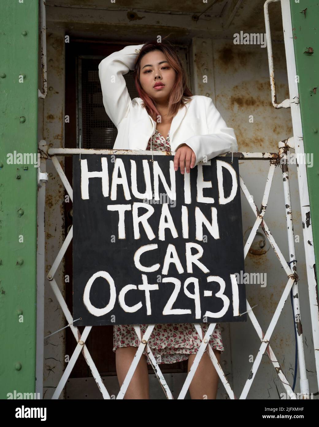Porträt der schönen jungen Frau auf der Rückseite eines verhahnten Zuges | Halloween-Zug Stockfoto