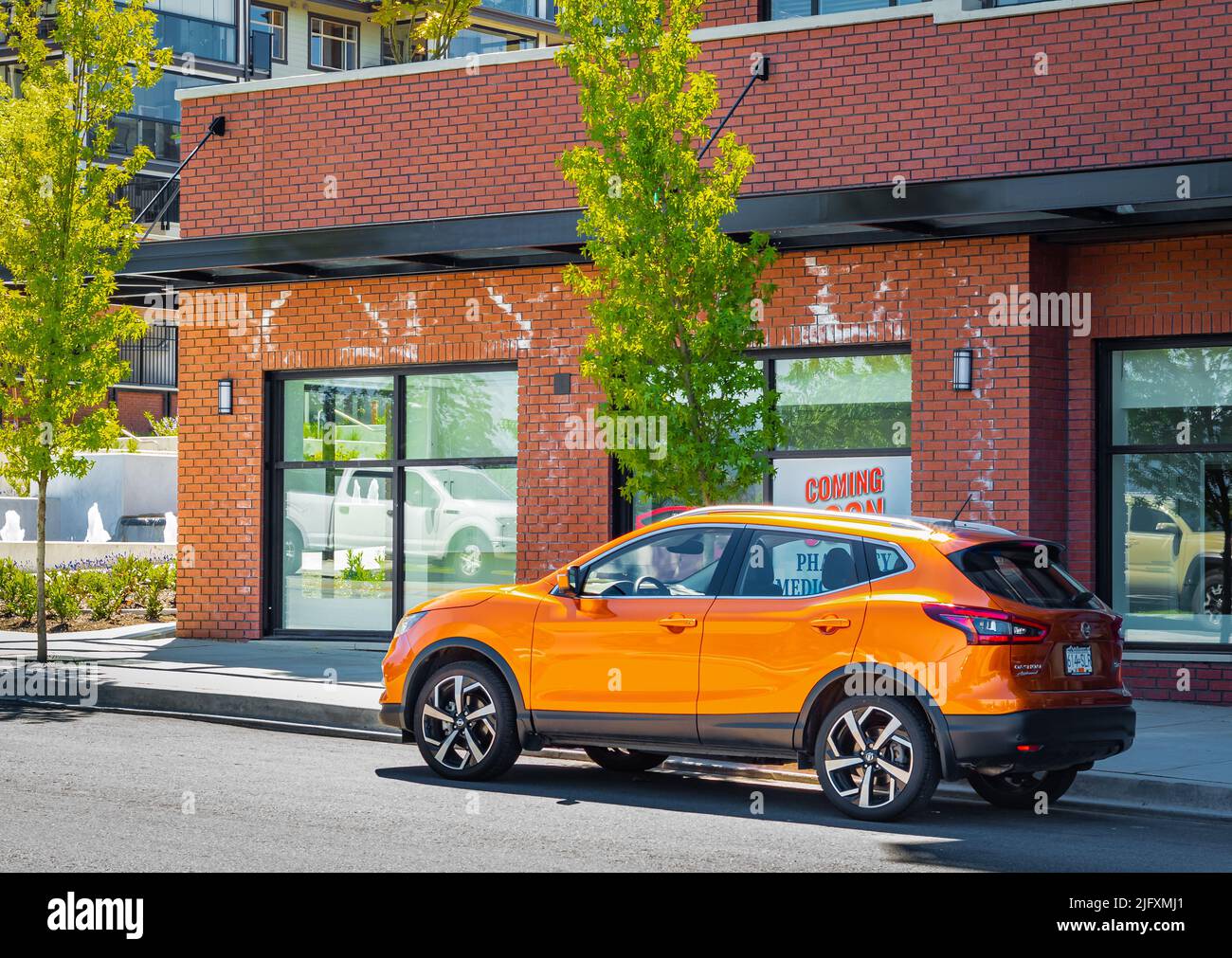 Beliebte neue Offroad-Auto-Crossover auf einer Straße geparkt. Japanischer SUV Nissan X-Trail in orangefarbener Metallic-Farbe, Allradfahrzeug im Allradfahrzeug - 24,2022. Juni - Vancouver, BC Stockfoto