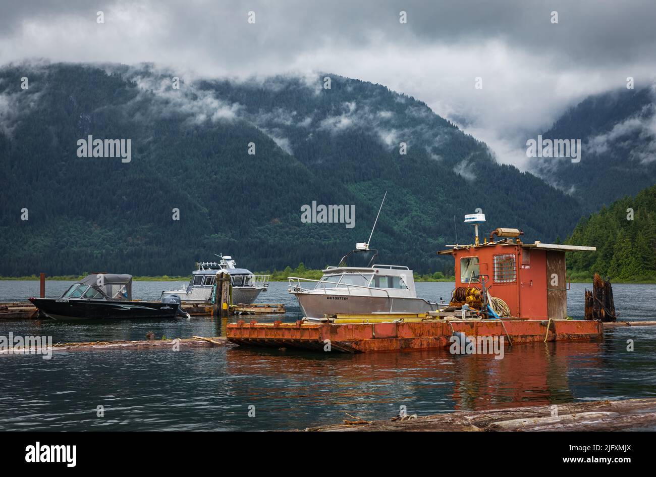Angedockt Fischerboote an bewölktem Tag. Motorboote am Pier im Meer bei launischen Wetter in Kanada am Pitt Lake BC-Juni 29,2022. Reisefoto, niemand Stockfoto