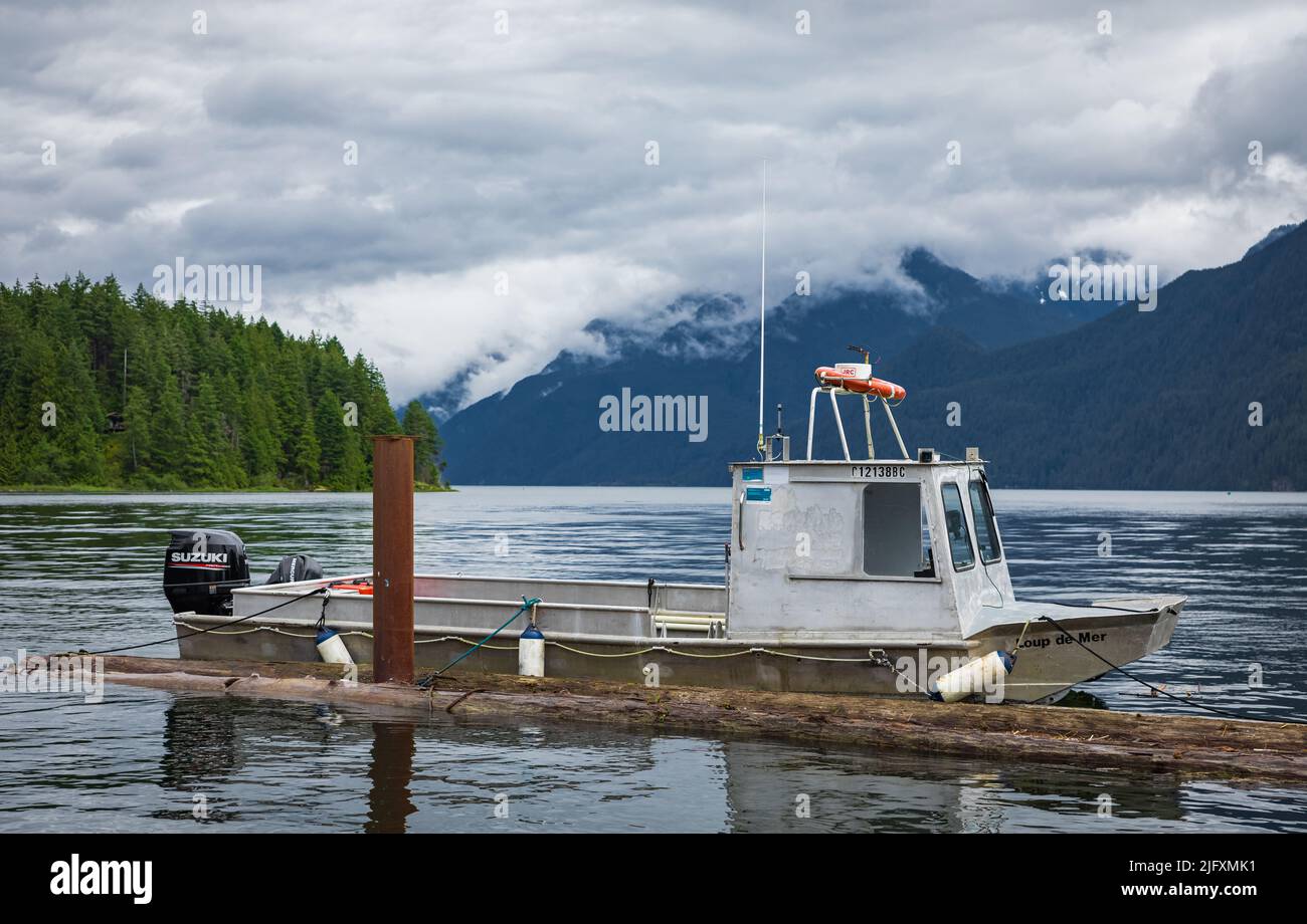 Angedockt Fischerboot an bewölktem Tag. Motorboote am Pier im Meer bei launischen Wetter in Kanada am Pitt Lake BC-Juni 29,2022. Reisefoto, niemand, Stockfoto