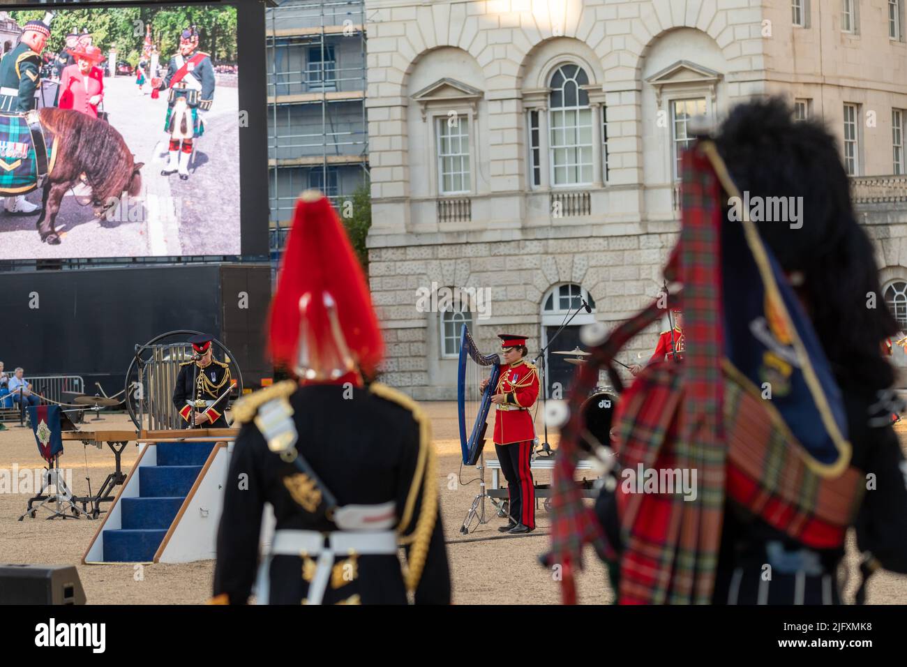 London, Großbritannien. 5.. Juli 2022. Die ‘Military Musical Spectacular' der britischen Armee feiert die Parade der Queen und des Commonwealth on Horse Guards London der Generalstabschef, General Sir Patrick Sanders, nahm den Gruß an. 150 Kinder des Commonwealth Youth Choir, begleitet von den massierten Bands, spielten ‘A Song for the Commonwealth', Musik wurde von den massierten Bands des Household Division Harp Players aufgeführt.Quelle: Ian Davidson/Alamy Live News Stockfoto