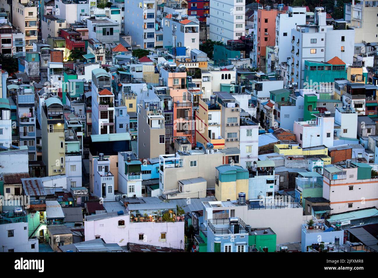 Überfüllte städtische Dichte in Ho Chi Minh City (früher Saigon genannt), Vietnam. Stockfoto