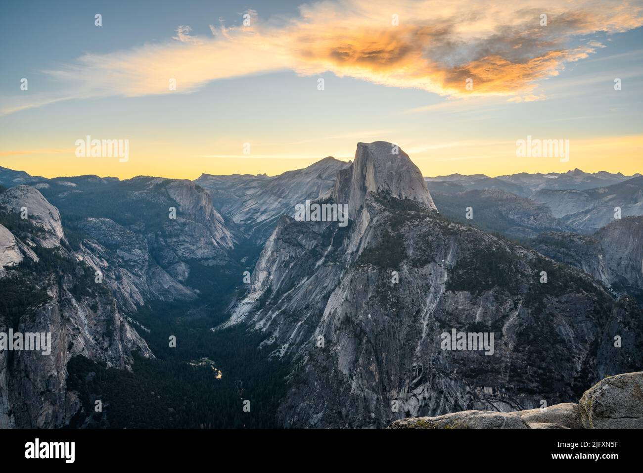 Eine Luftaufnahme des Glacier Point gegen den Sonnenuntergang Stockfoto