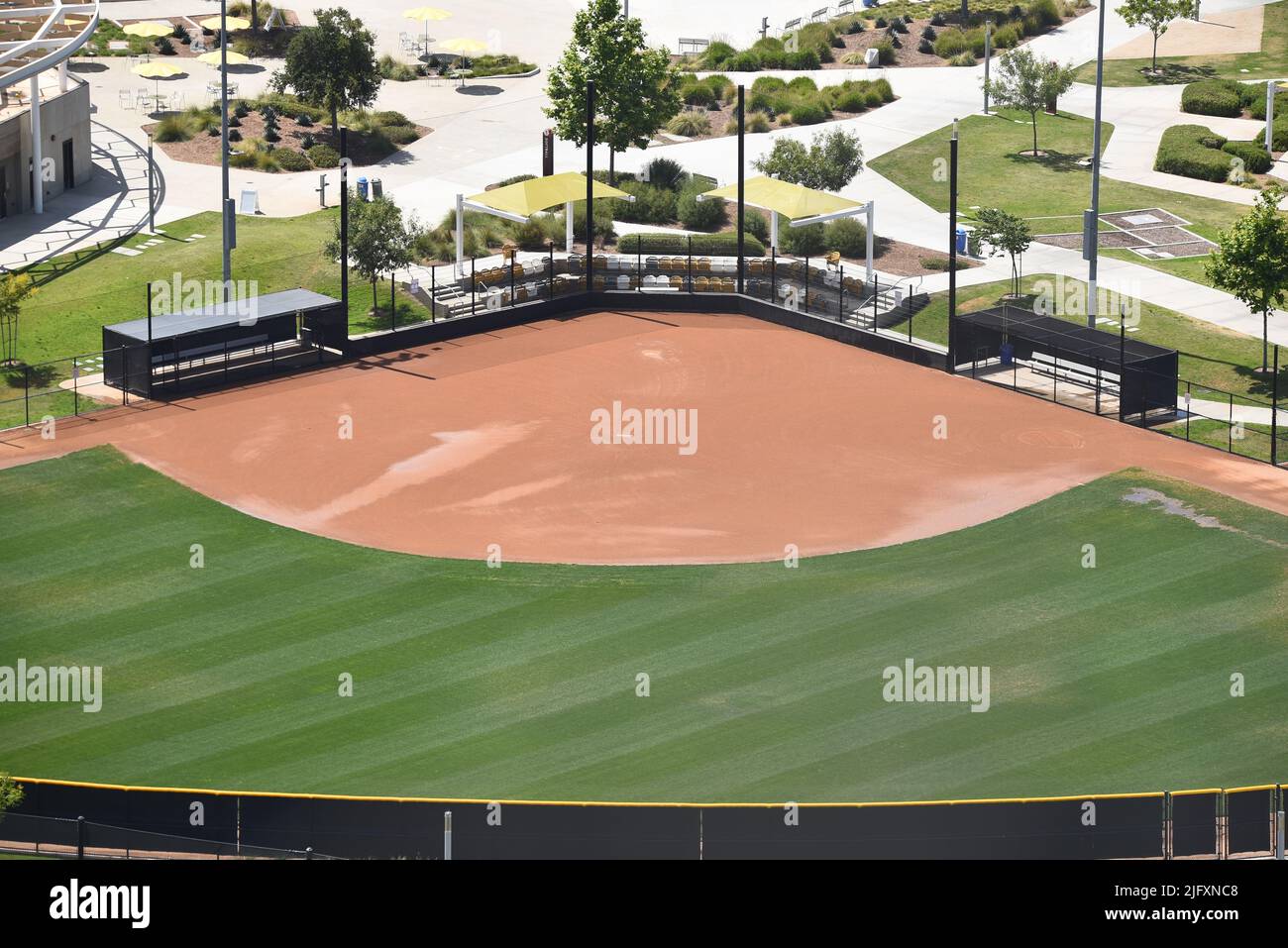 IRVINE, KALIFORNIEN - 2 JUN 2022: Luftaufnahme eines Softball-Feldes im Orange County Great Park Stockfoto