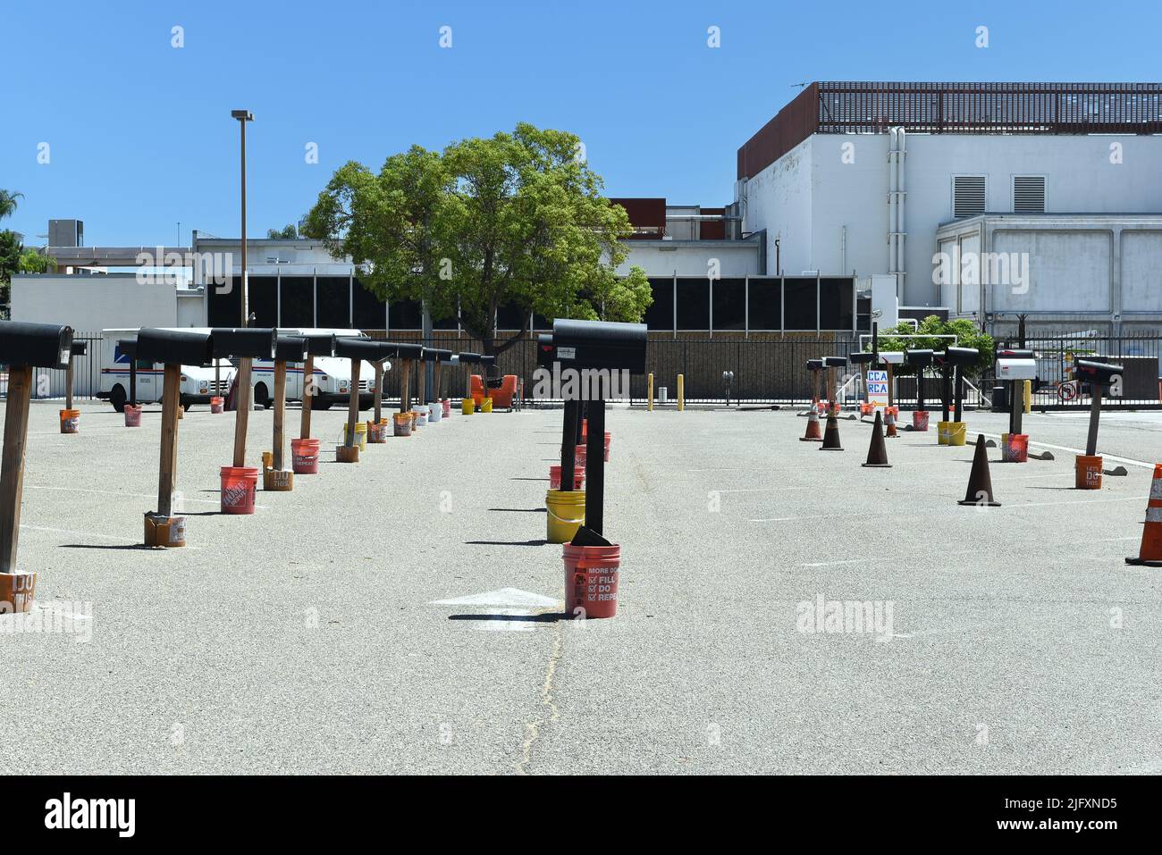 SANTA ANA, KALIFORNIEN - 4. JULI 2022: Schulungsbereich des Briefträgers an der Spurgeon Station, US-Postamt in der Innenstadt von Santa Ana. Stockfoto