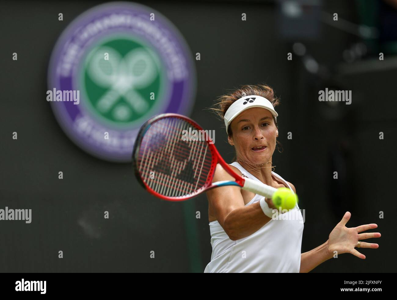 London, Großbritannien. 5.. Juli 2022. Tatjana Maria aus Deutschland trifft am 5. Juli 2022 im Viertelfinalspiel der Frauen gegen ihren Landsmann Jule Niemeier bei der Wimbledon Tennis Championship in London, Großbritannien, eine Rückkehr. Quelle: Han Yan/Xinhua/Alamy Live News Stockfoto