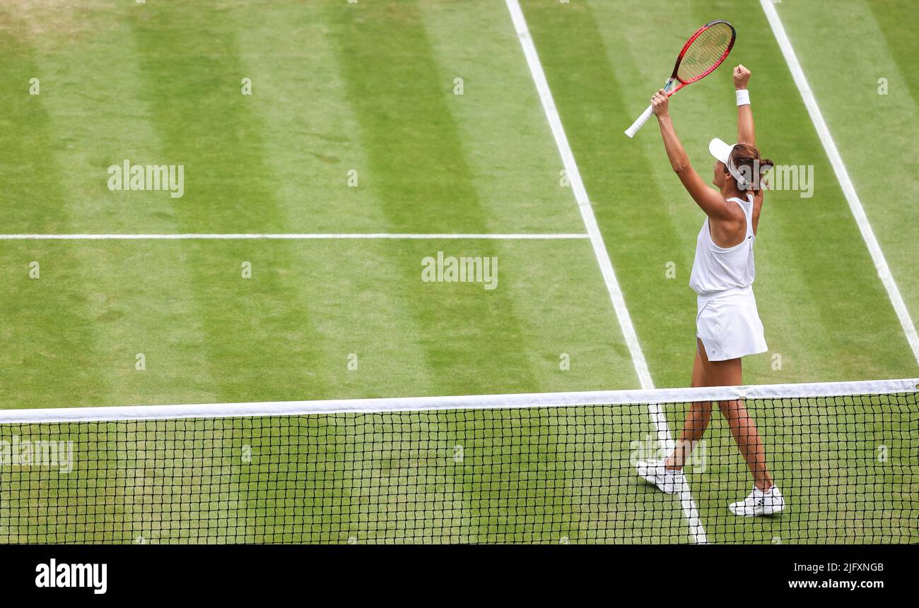 London, Großbritannien. 5.. Juli 2022. Tatjana Maria aus Deutschland feiert am 5. Juli 2022 den Sieg im Viertelfinale der Frauen gegen ihren Landsmann Jule Niemeier bei der Wimbledon Tennis Championship in London, Großbritannien. Quelle: Han Yan/Xinhua/Alamy Live News Stockfoto