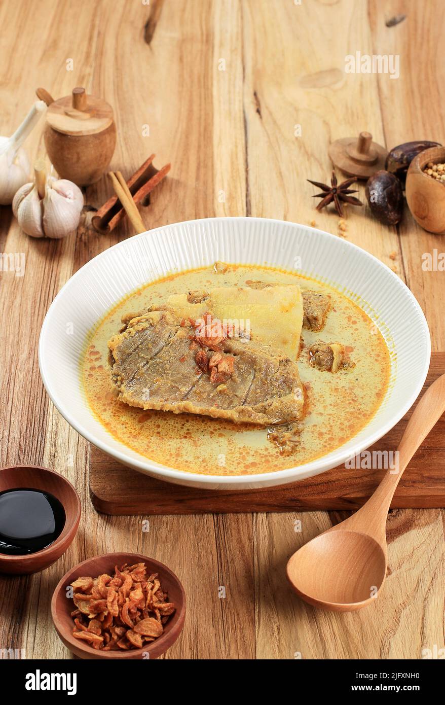 Kari oder Gulai IGA Kambing oder ist Indonesia traditionelle Hammelrippen Curry Soup, reiche Geschmack und Würze für Eid al Adha Menü Stockfoto