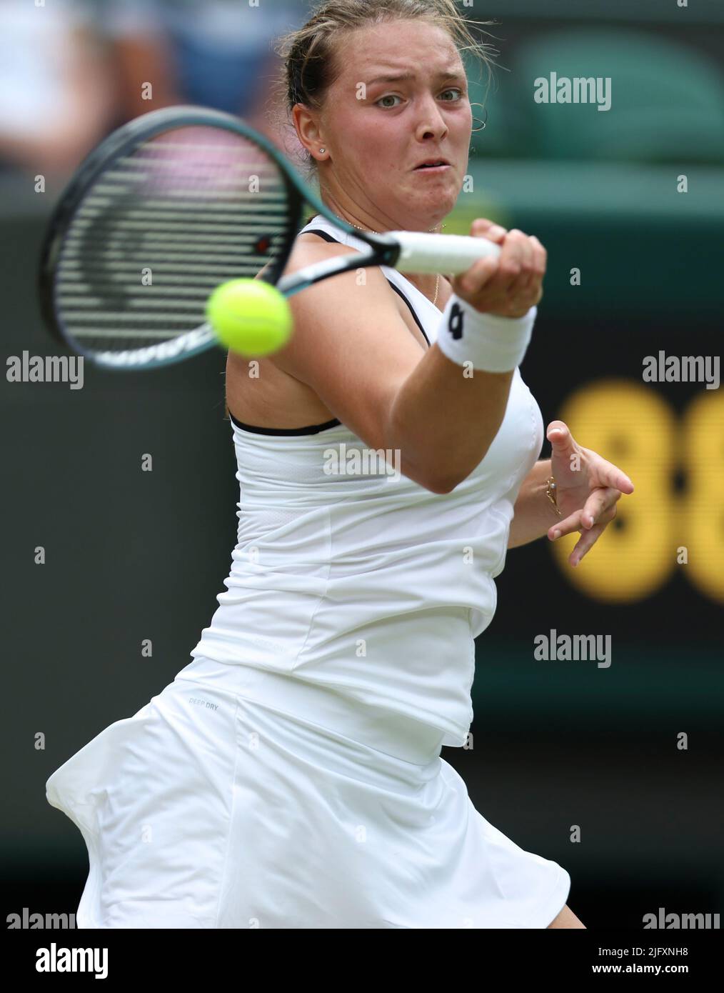 London, Großbritannien. 5.. Juli 2022. Jule Niemeier aus Deutschland trifft am 5. Juli 2022 im Viertelfinalspiel der Frauen gegen ihre Landsfrau Tatjana Maria bei der Wimbledon Tennis Championship in London, Großbritannien, eine Rückkehr. Quelle: Han Yan/Xinhua/Alamy Live News Stockfoto