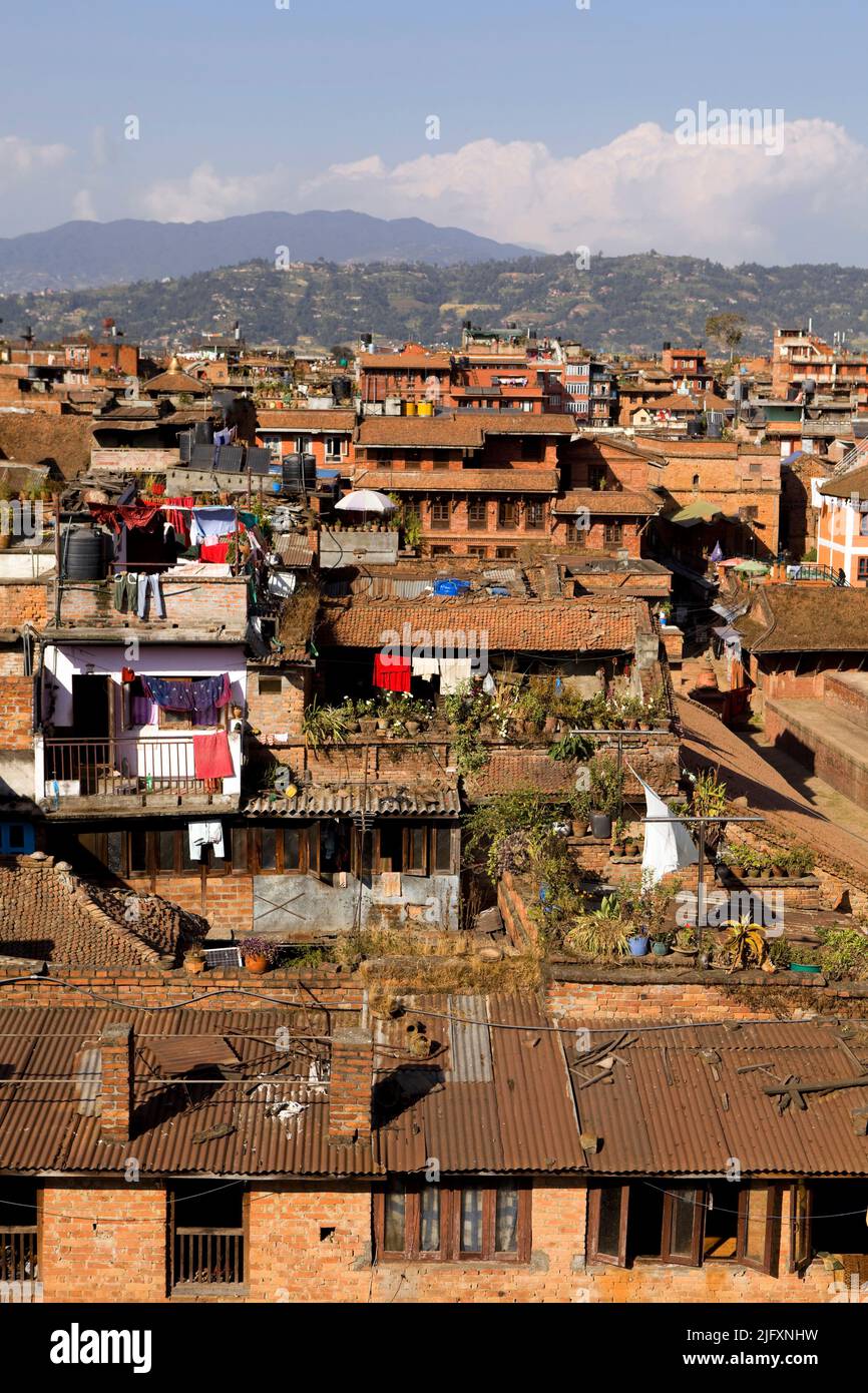 Städtische Dichte in der Stadt Bhaktapur, Nepal. Bhaktapur, lokal als Khwopa bekannt, ist eine Stadt in der östlichen Ecke des Kathmandu-Tals in Nepal Stockfoto