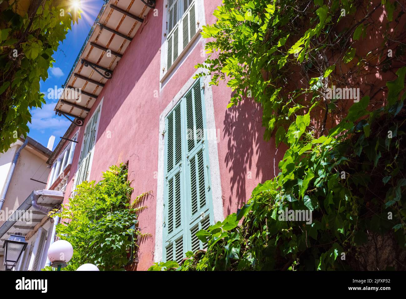 Frankreich, Französische Riviera, malerische Straßen der Altstadt von Menton im historischen Zentrum. Stockfoto