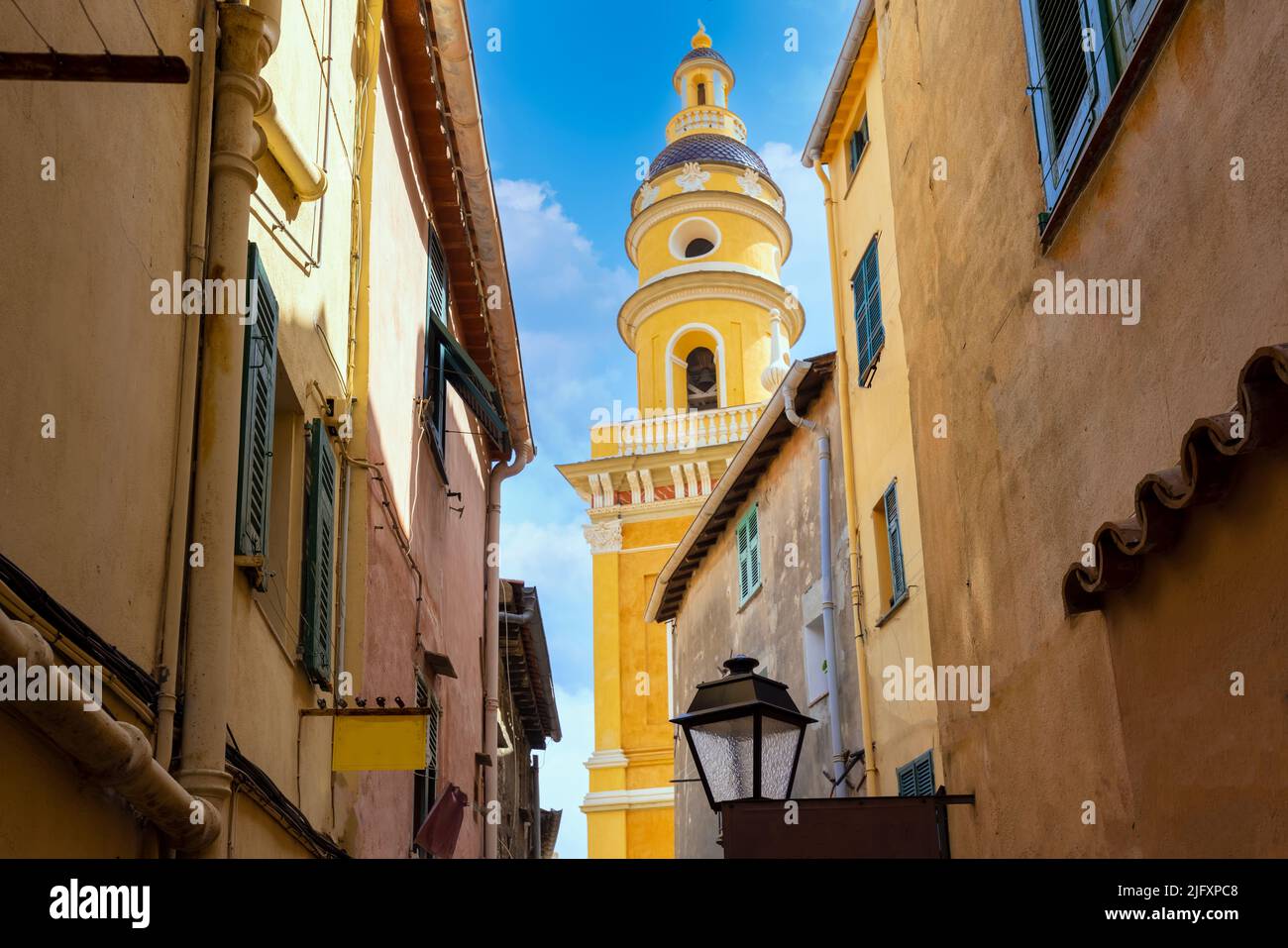 Frankreich, Französische Riviera, malerische Straßen der Altstadt von Menton im historischen Zentrum. Stockfoto