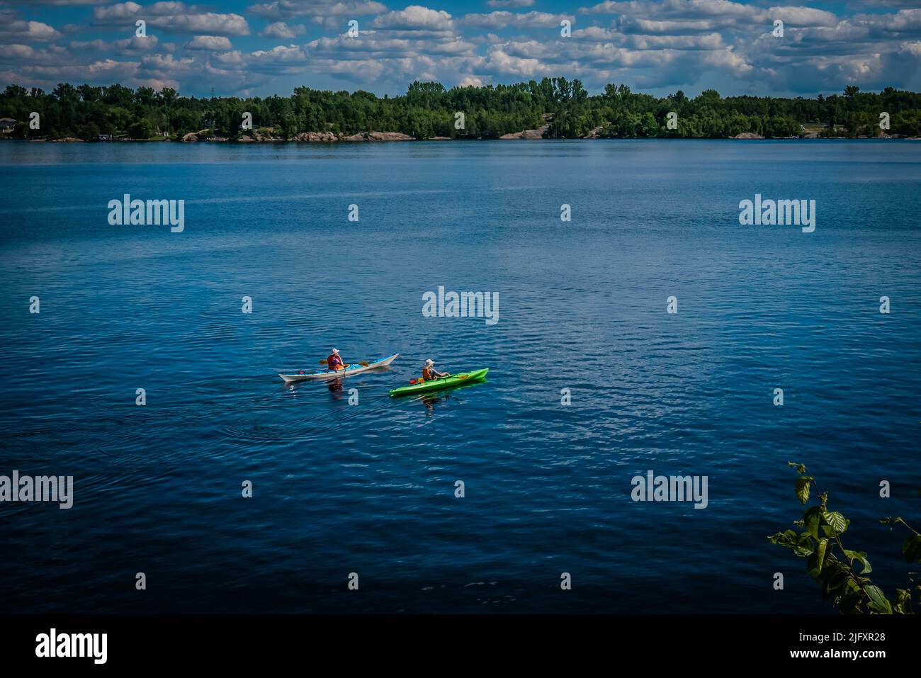 Zwei Personen, die im Sommer auf einem Claim Lake Kajakfahren, können im Freien aktiv werden Stockfoto