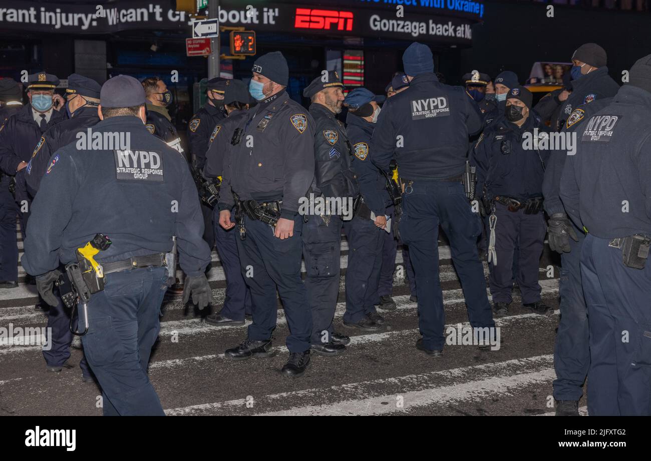 NEW YORK, NY – 17. Januar 2022: New York City Polizeibeamte werden am Times Square gesehen. Stockfoto