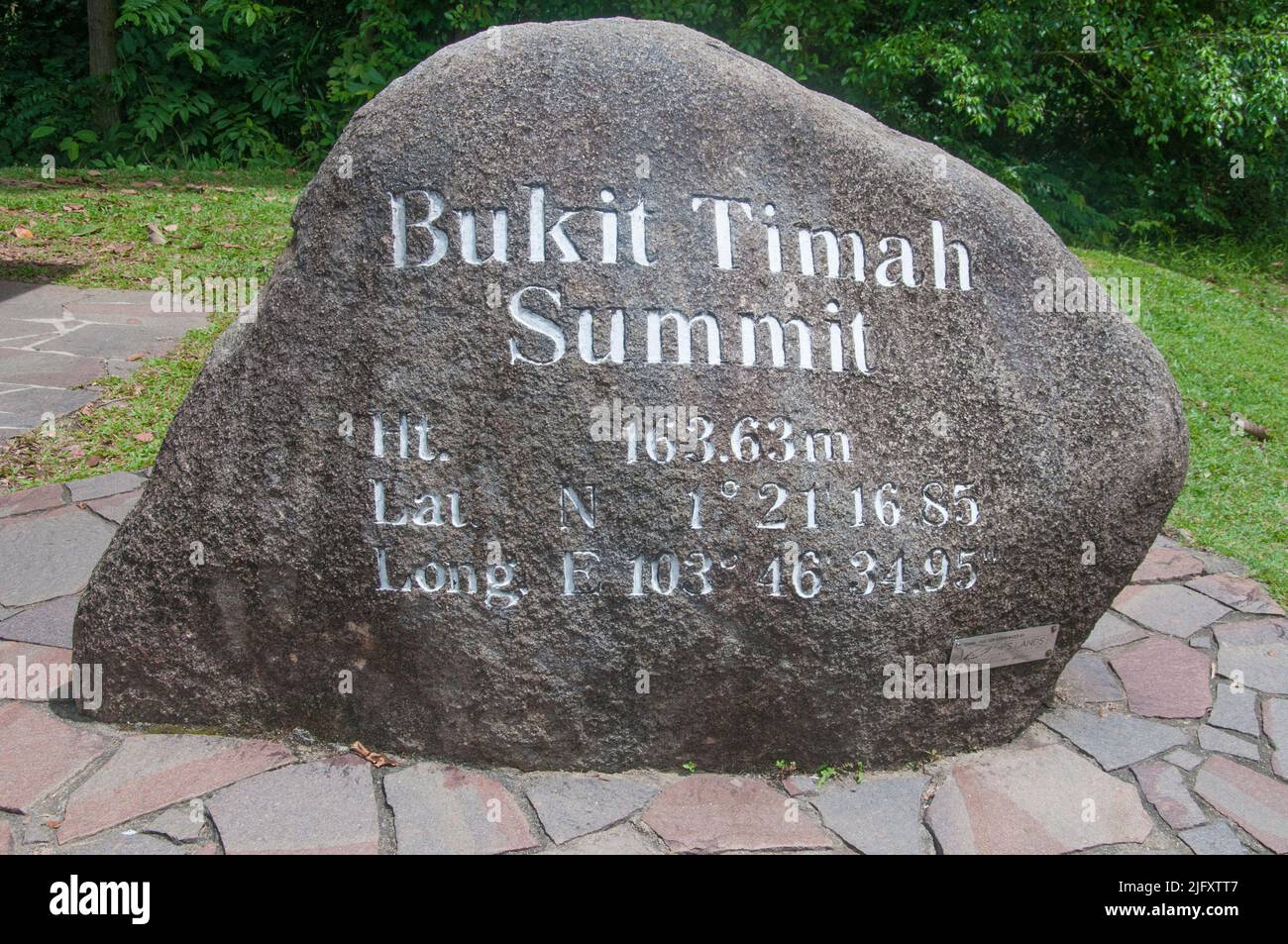 Gipfelmarkierung am Bukit Timah Hill, dem höchsten Punkt der Republik Singapur Stockfoto