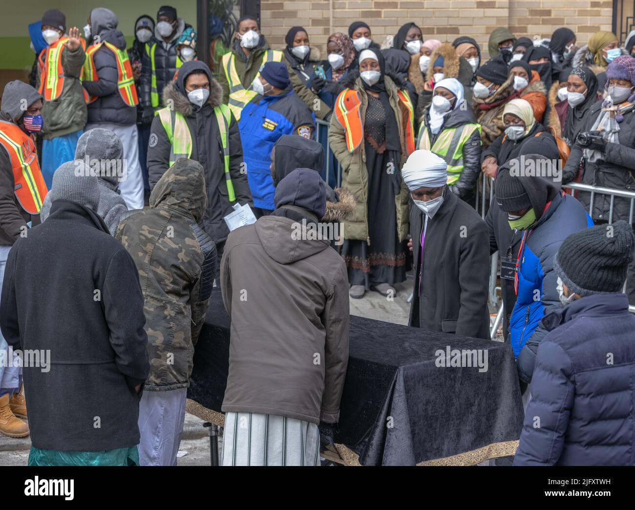 DIE BRONX, New York – 16. Januar 2022: Sargträger kommen vor einer Beerdigung für die Opfer eines Wohnungsfeuers der Bronx aus dem Jahr 2022 im Islamischen Kulturzentrum an. Stockfoto