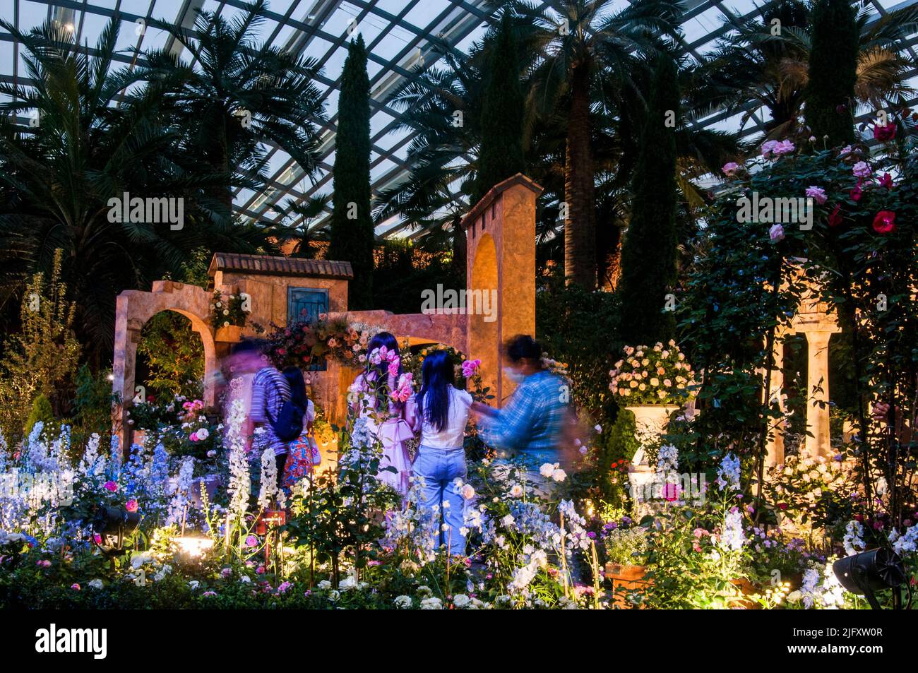 Die Ausstellung des Italienischen Gartens im Wintergarten des Blumengartens im Gardens by the Bay South in Singapur bietet eine mediterrane Umgebung Stockfoto