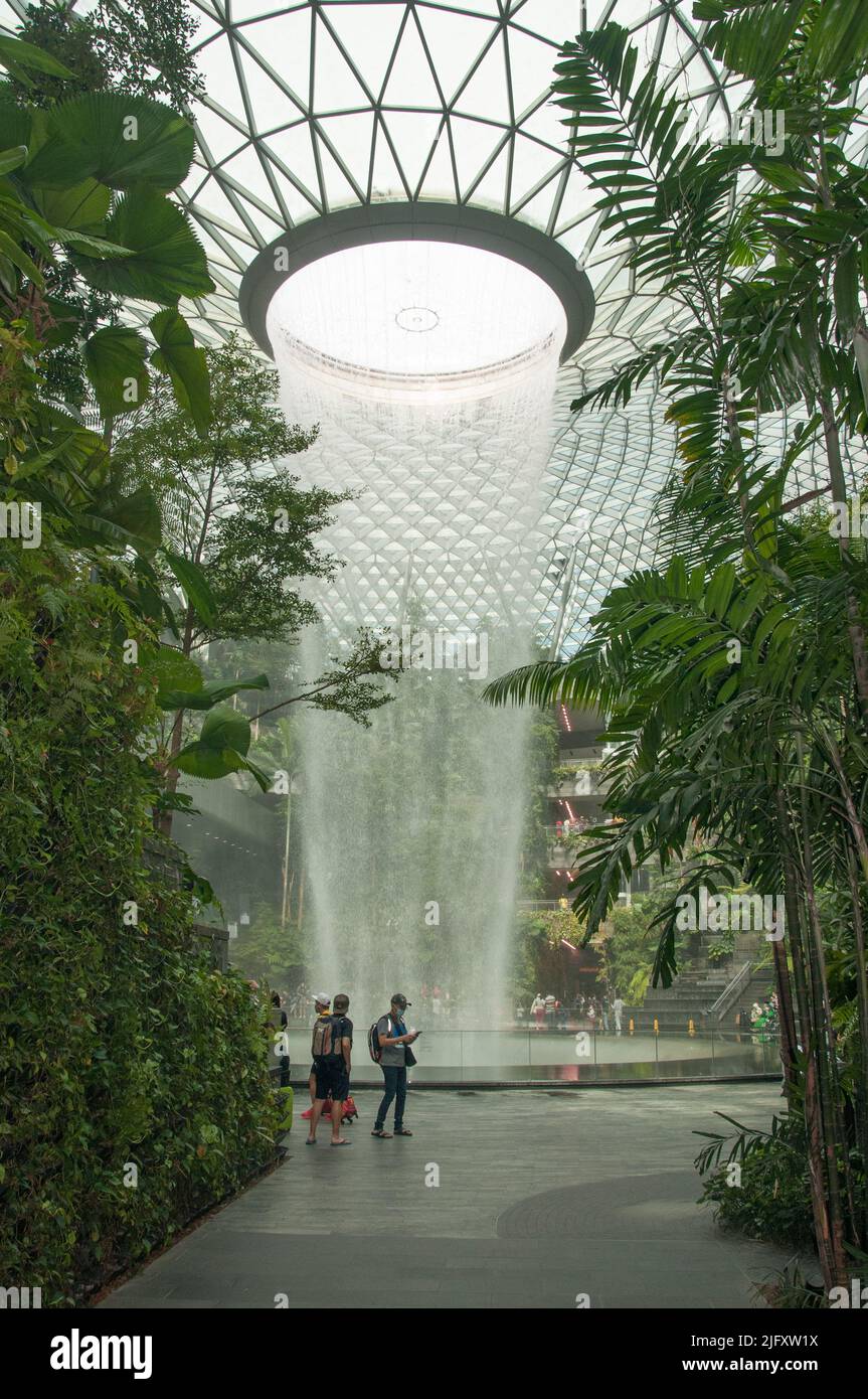 Der HSBC Rain Vortex ist der höchste Indoor-Wasserfall der Welt, er ist 40 Meter hoch und das Wasser stürzt vom Dach von Jewel am Changi Airport herab Stockfoto