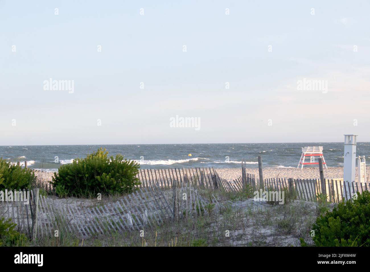 Rustikaler Zaun umzäunt die wunderschönen Sanddünen des Ozeans und des Strandes von Cape May New Jersey Stockfoto
