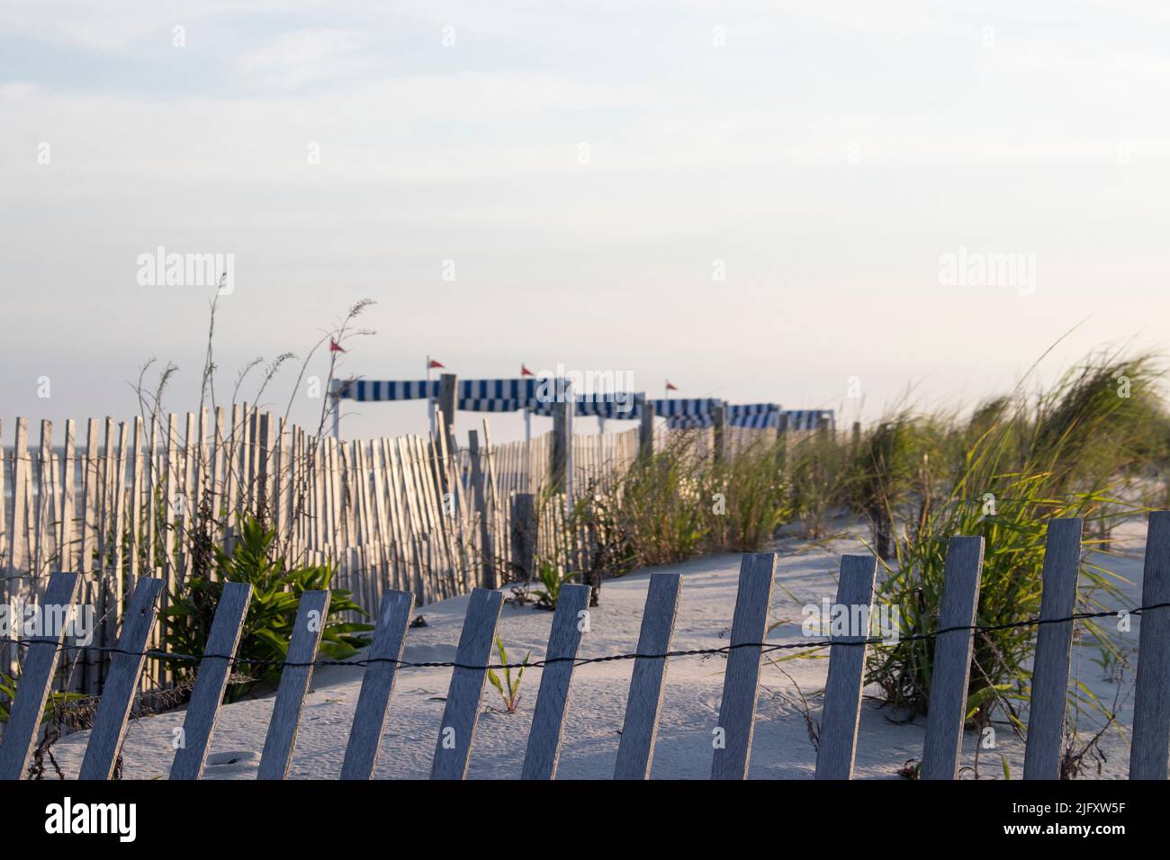 Rustikaler Zaun umzäunt die wunderschönen Sanddünen des Ozeans und des Strandes von Cape May New Jersey Stockfoto