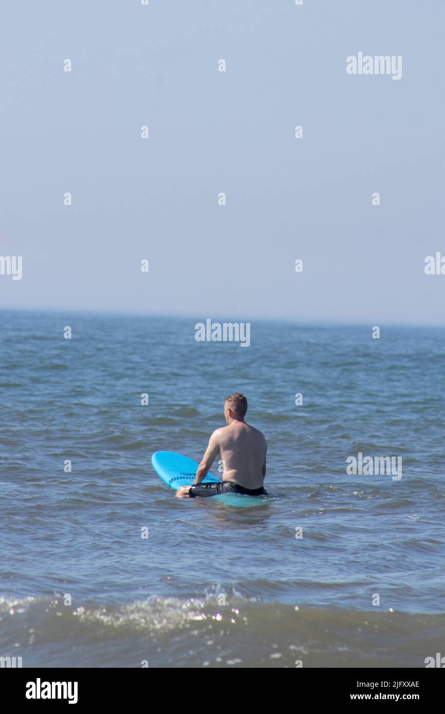 Surfunterricht in Cape May New Jersey an der Cove im Meerwasser mit Wellen Stockfoto