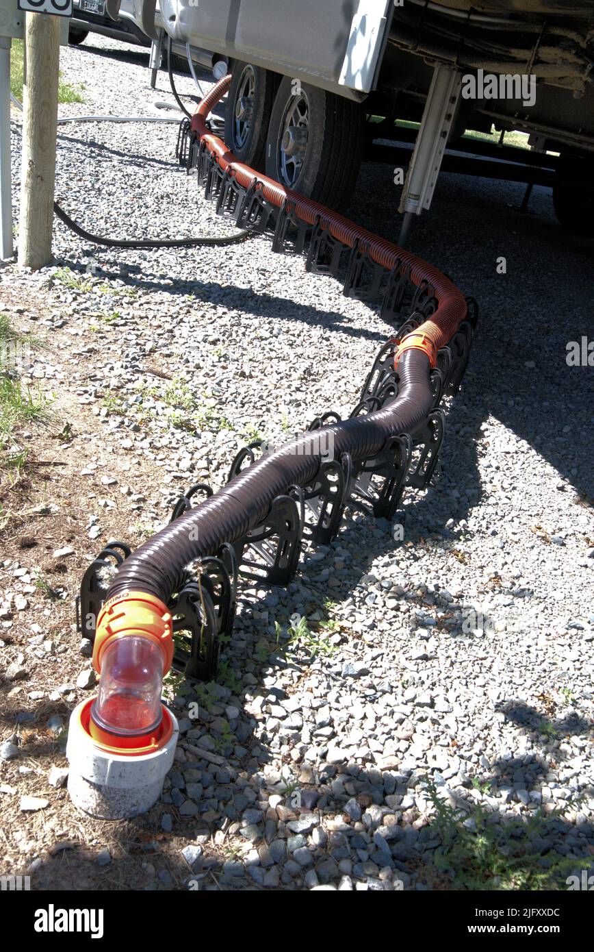 Sanitärkanal, um Abfall von einem Erholungsfahrzeug zu einem Kanalsystem zu entfernen. Wird oft Stinky Slinky genannt. Stockfoto