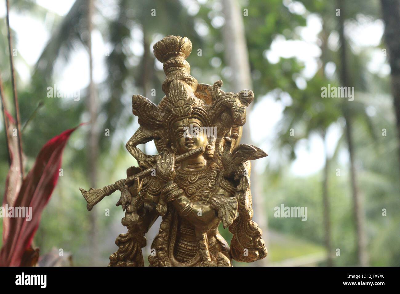 Eine Nahaufnahme von lord krishna Messing Idol in goldener Farbe Stockfoto
