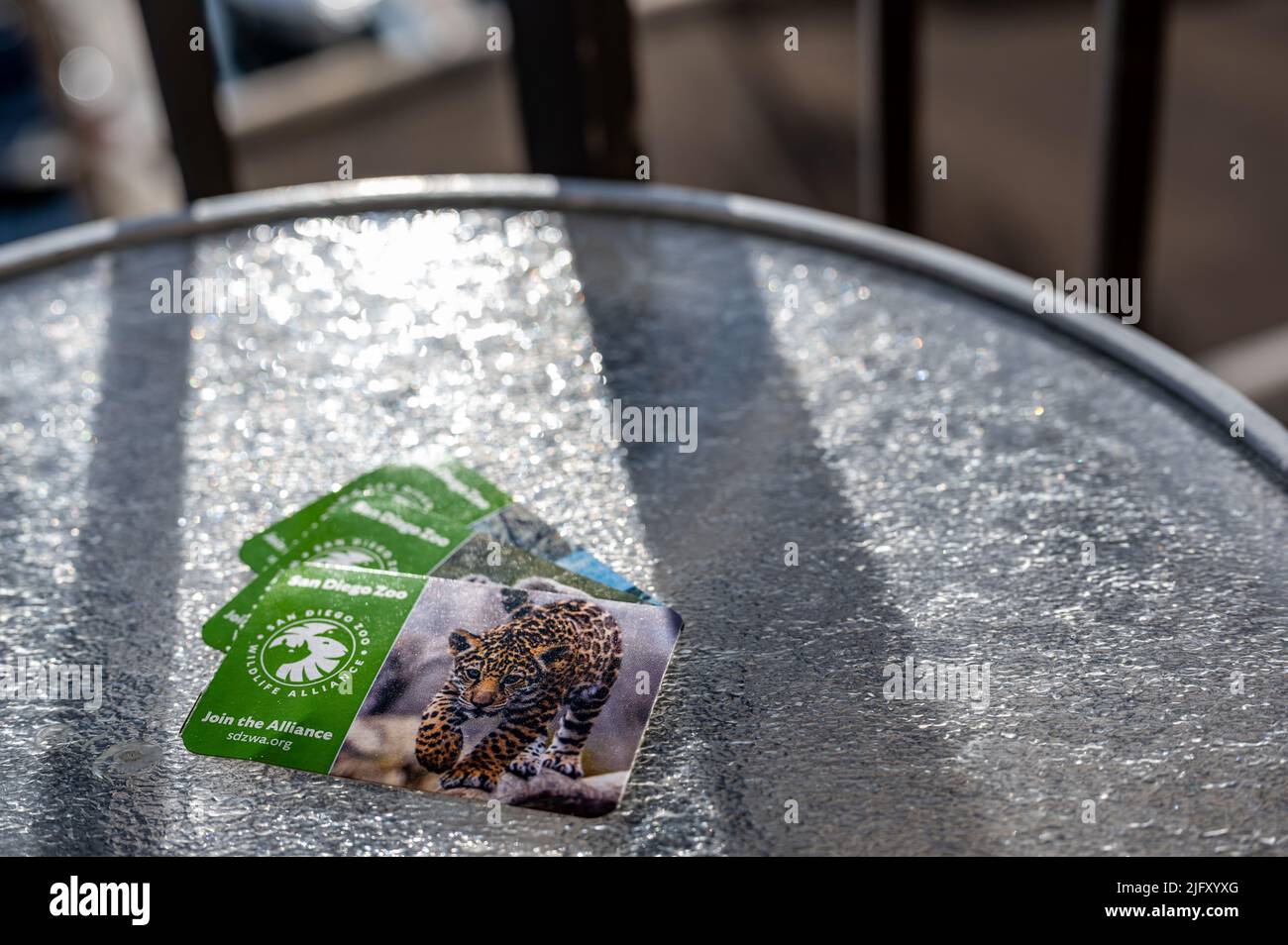 San Diego, California, USA - 5,2022 - Satz von drei Eintrittskarten für den San Diego Zoo, die auf einem Glastisch sitzen. Stockfoto