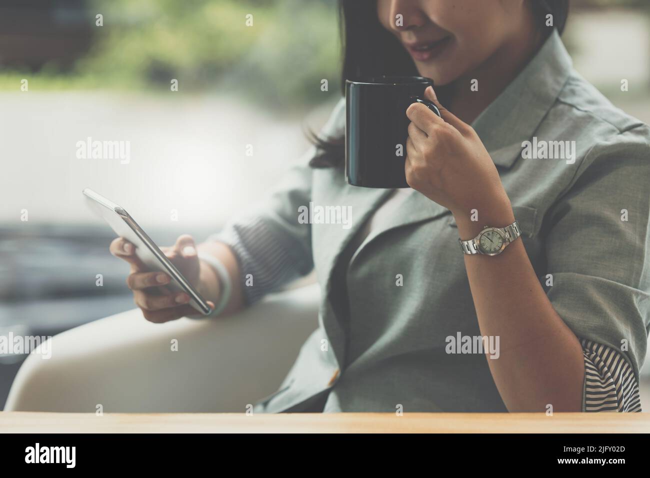 Business Woman schließt KYC mit einem Online-Banking-Programm ab, um ein digitales Sparkonto zu eröffnen. Die Definition von Cyber-Sicherheit. Stockfoto