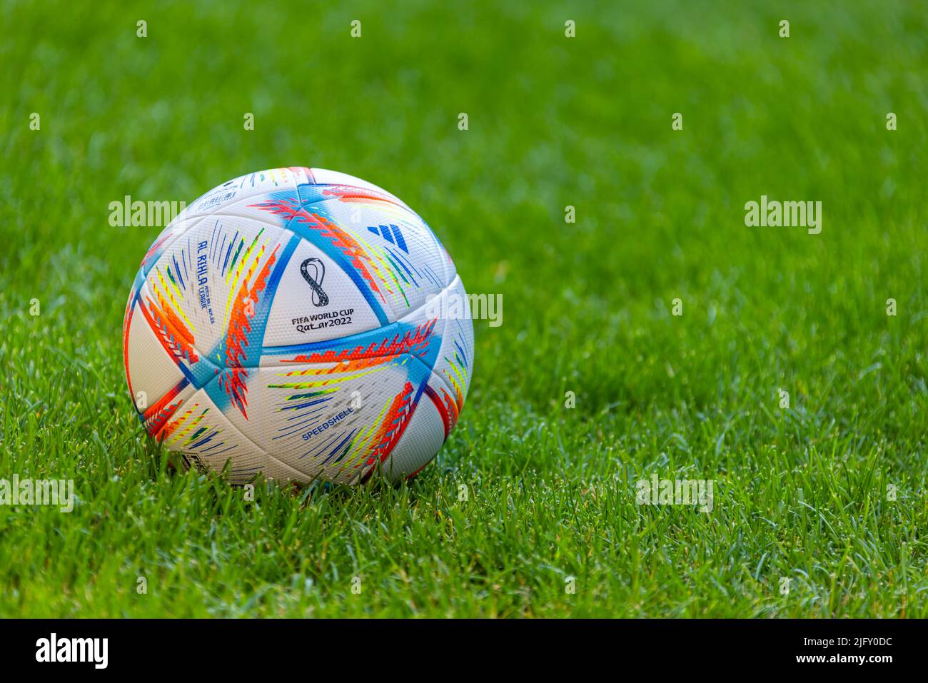Al-Khor, Katar. Juli 5, 2022. Ein Adidas Al Rihla Fußball auf einem Fußballfeld mit grünem Gras. Konzept: FIFA Fußball-Weltmeisterschaft Katar 2022 Stockfoto