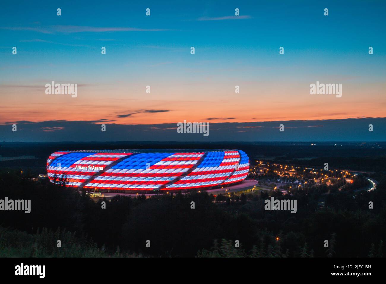 Langzeitbelichtung der Allianz Arena in München Stockfoto