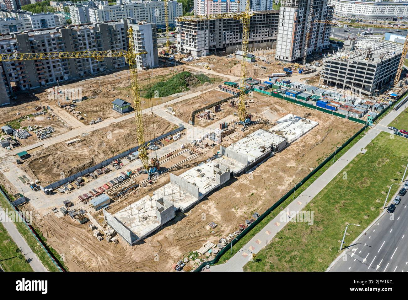 Verstärktes Betonfundament für mehrstöckiges Mehrfamilienhaus. Neues Stadtwohngebiet im Bau. Luftaufnahme. Stockfoto