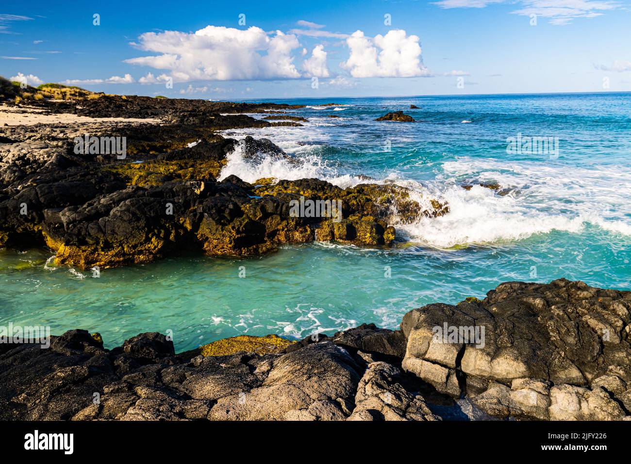 Exponierter Lava am Ufer des Manini'owali Beach und der Kua Bay, Kekaha Kai, State Park, Hawaii Island, Hawaii, USA Stockfoto