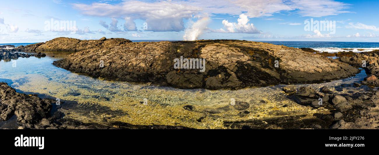 Gezeitenpool und Blow Hole an der vulkanischen Küste von Keahole Point, Hawaii Island, Hawaii, USA Stockfoto