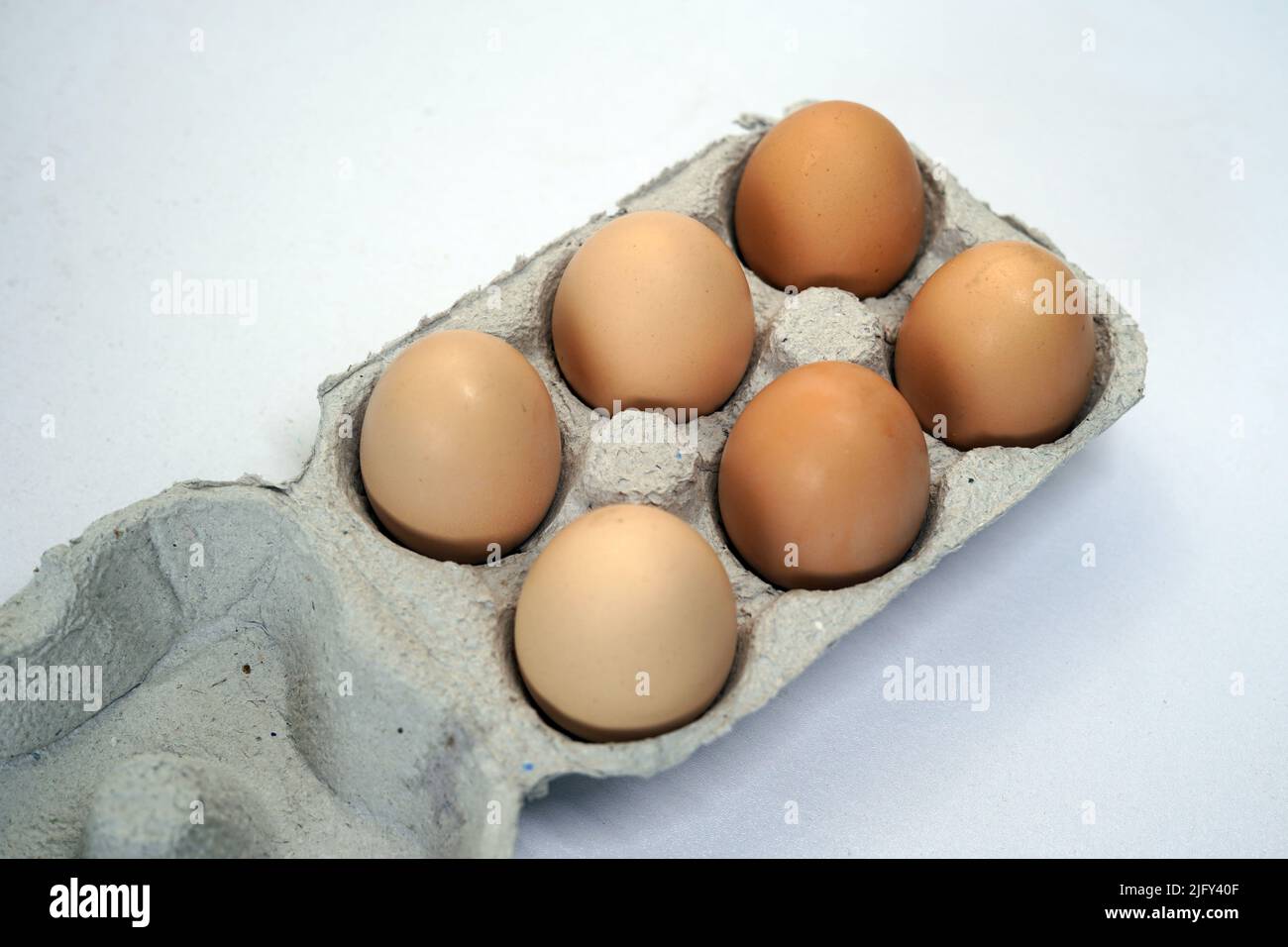 Top Shot of Chicken Braten Sie frische Eier in einer Papierschachtel. Ein Eierkarton mit zehn Eiern. Stockfoto