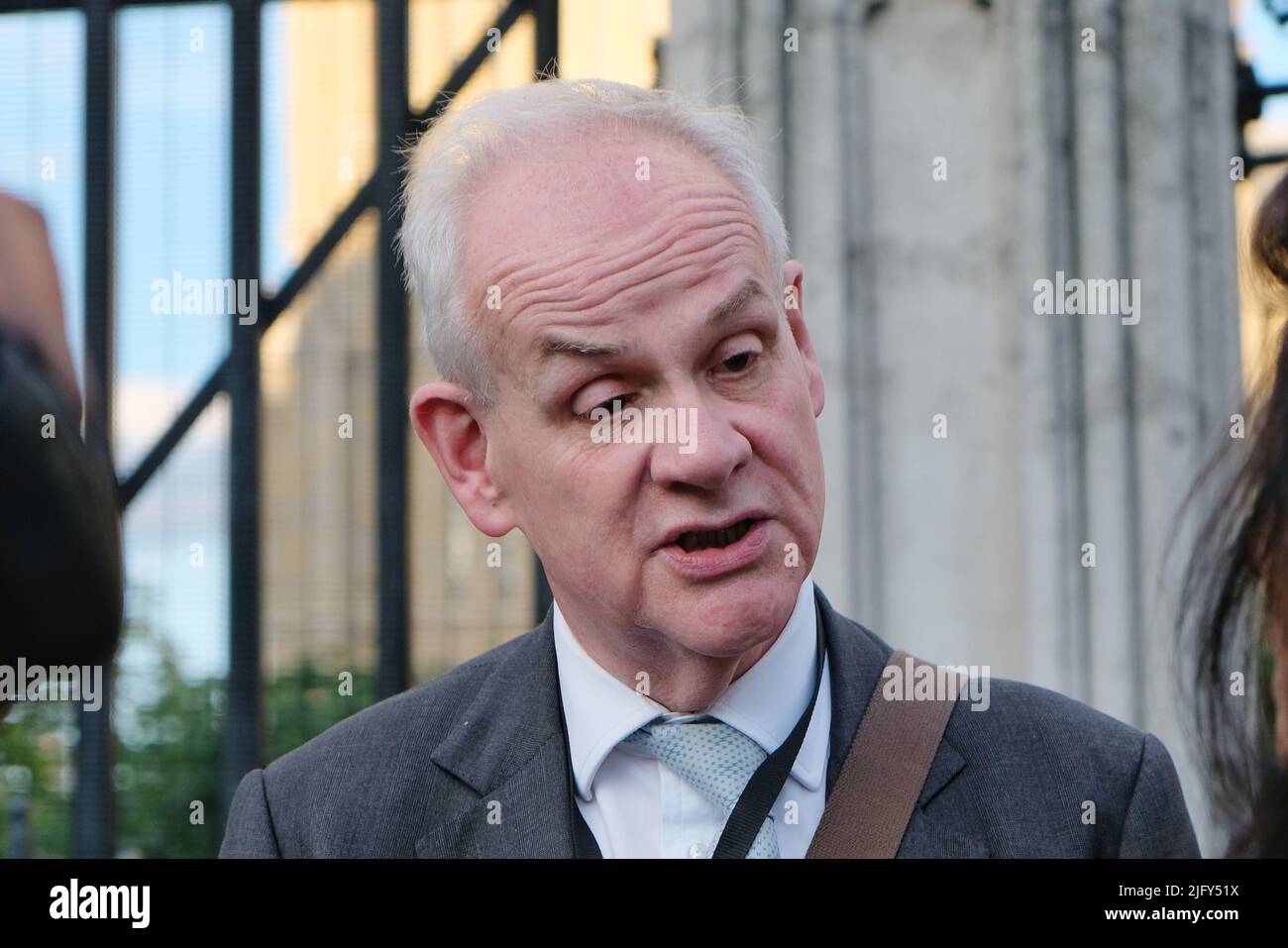 London, UK, 5. Juli 2022. Lord Moylan wird vor den Houses of Parliament interviewt. Die MPS verlassen den Parlamentskomplex nach dem Schock von zwei Kabinettsmitgliedern, Kanzler Rishi Sunak und Gesundheitssekretär Sajid Javid. Quelle: Eleventh Photography/Alamy Live News Stockfoto