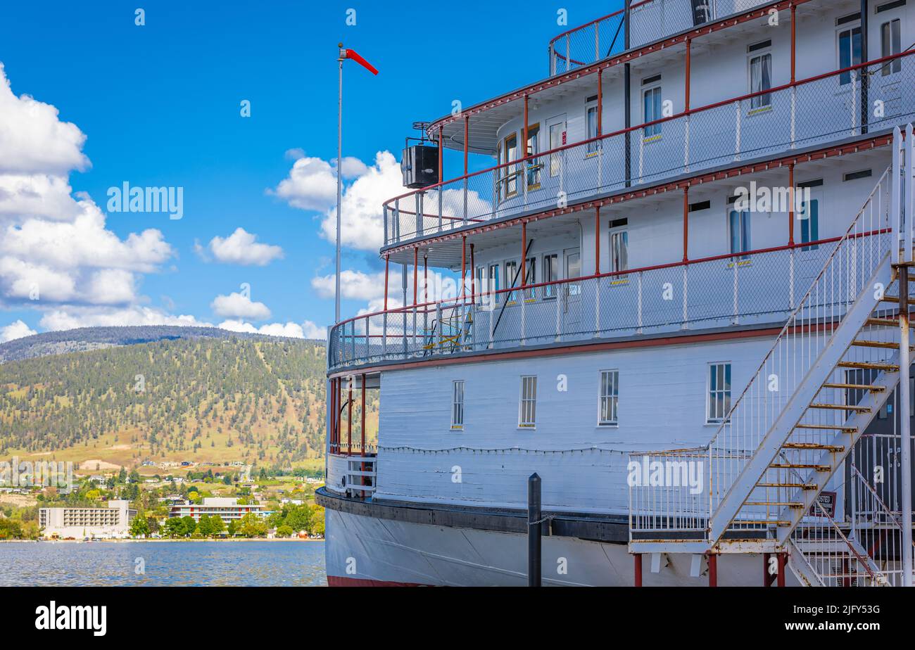 Boote und Schiffe im Sternwheeler SS Sicamous Heritage Park am Okanagan Lake in Penticton British Columbia, Kanada, am sonnigen Sommertag Juni Stockfoto