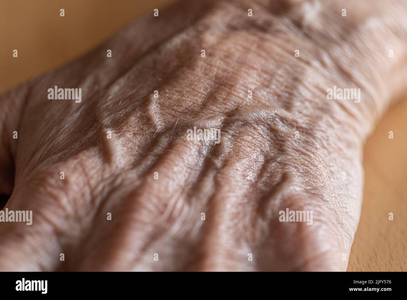 Ältere Hand mit Vains Stockfoto