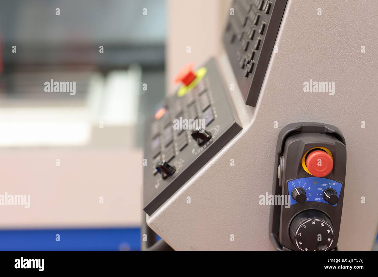 Handfernbedienung und Bedienkonsole des CNC-Bearbeitungszentrums für Metallbearbeitung. Selektiver Fokus. Stockfoto