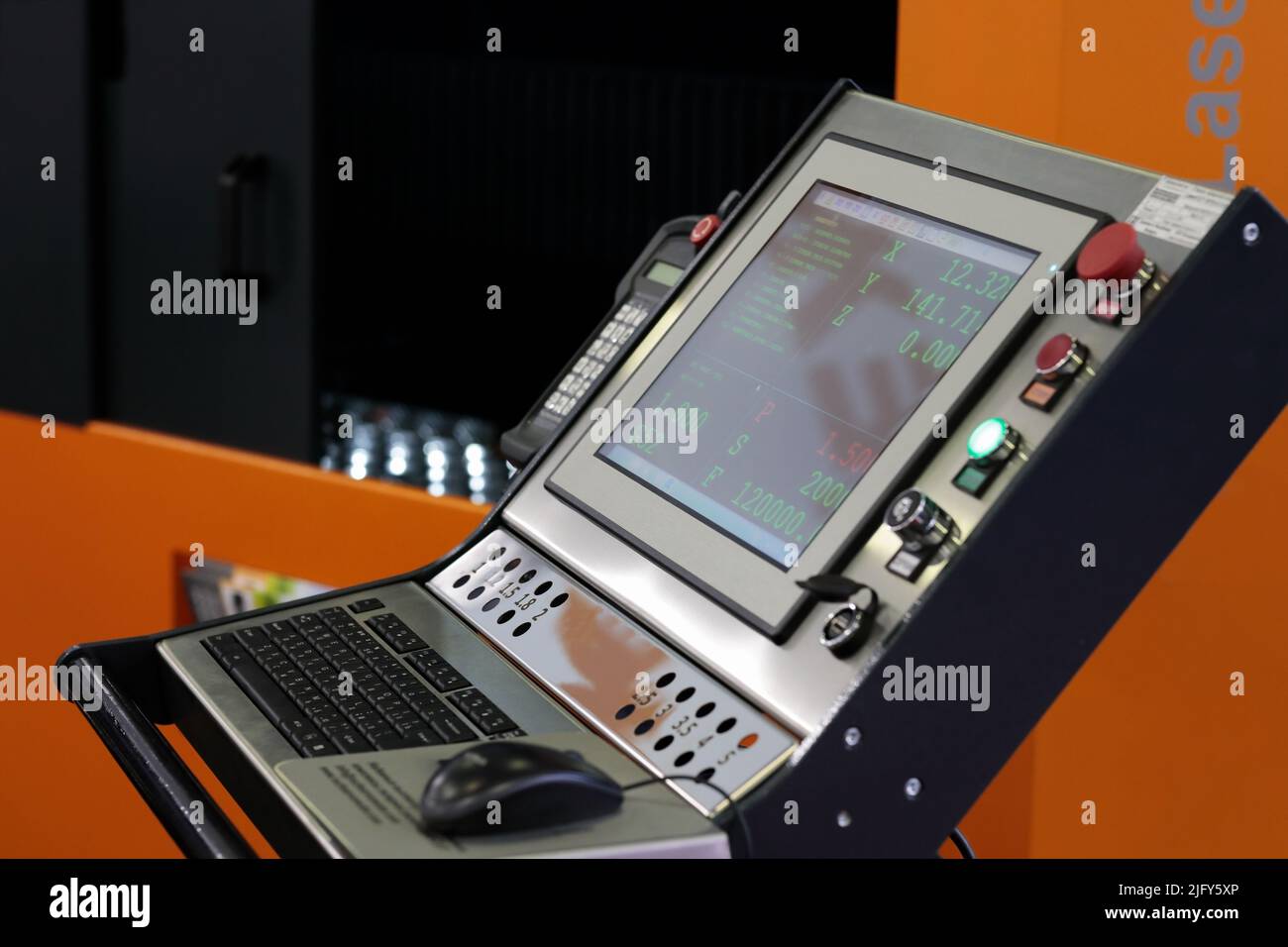 Bedienkonsole der CNC-Laserschneidmaschine. Selektiver Fokus. Stockfoto