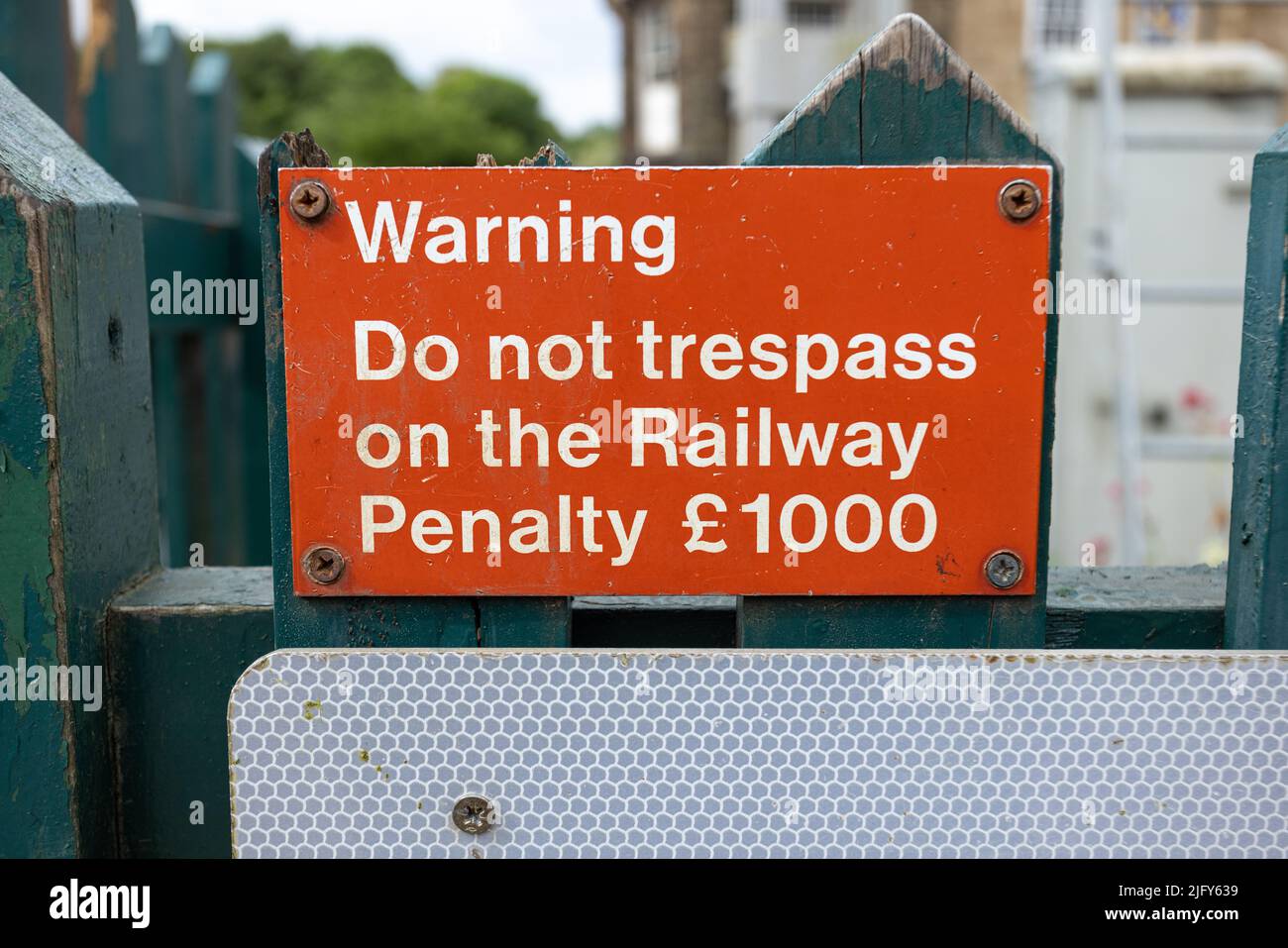 Rote Warnung Treten Sie nicht auf die Bahnstrafe 1000 Pfund-Zeichen hängen an einem Zaun am bahnhof knaresborough North Yorkshire, Großbritannien Stockfoto