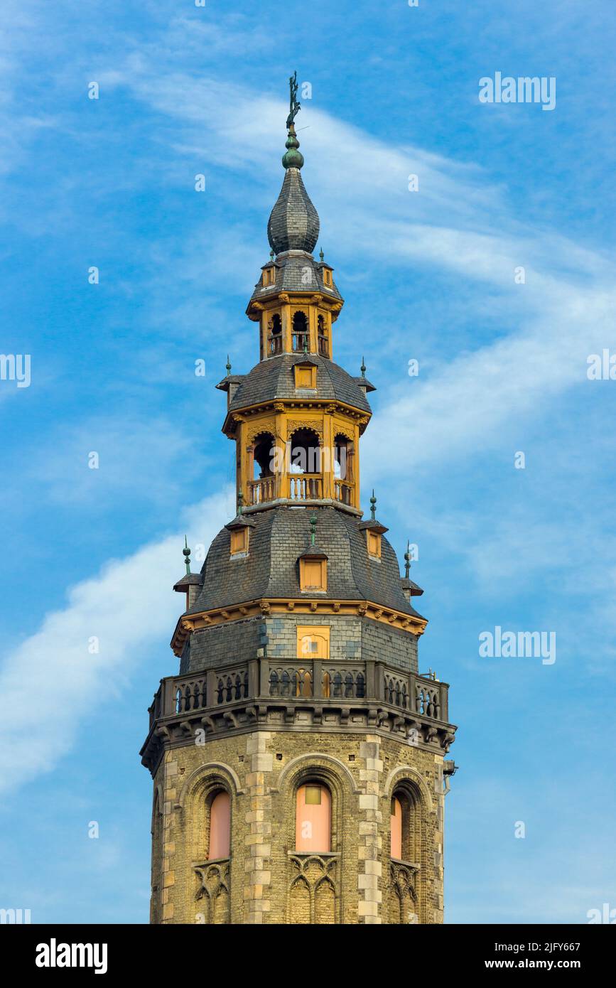 Der Turm der Kirche Saint Walburga im mittelalterlichen Veurne, Flandern, Belgien. Erbaut im 16.. Jahrhundert. Stockfoto
