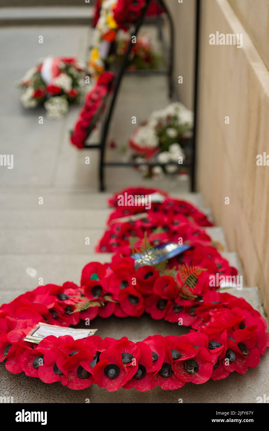 Rote Mohnkränze am Menin Gate in Ypern, ein Denkmal für die gefallenen Soldaten während des Ersten Weltkriegs in Flanders Fields Stockfoto