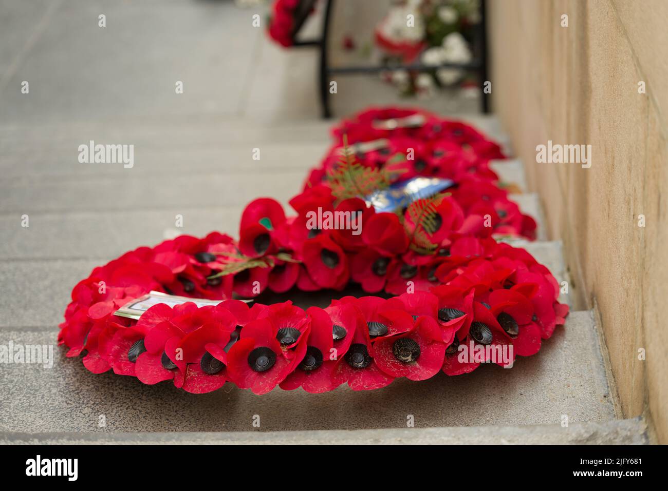 Rote Mohnkränze am Menin Gate in Ypern, ein Denkmal für die gefallenen Soldaten während des Ersten Weltkriegs in Flanders Fields Stockfoto