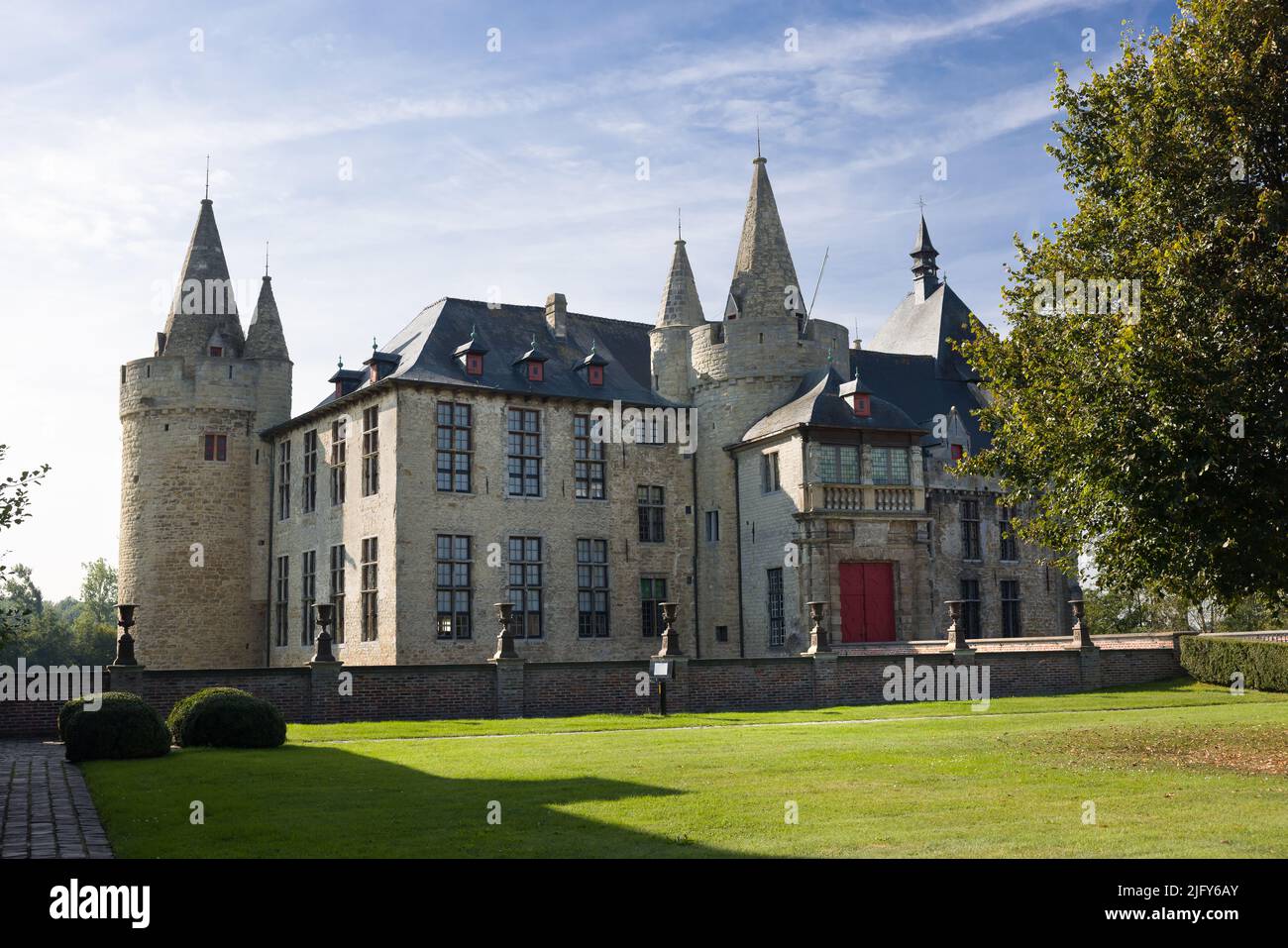 Außenansicht einer mittelalterlichen Burg aus dem 14.. Jahrhundert in der flämischen Region Belgiens Stockfoto