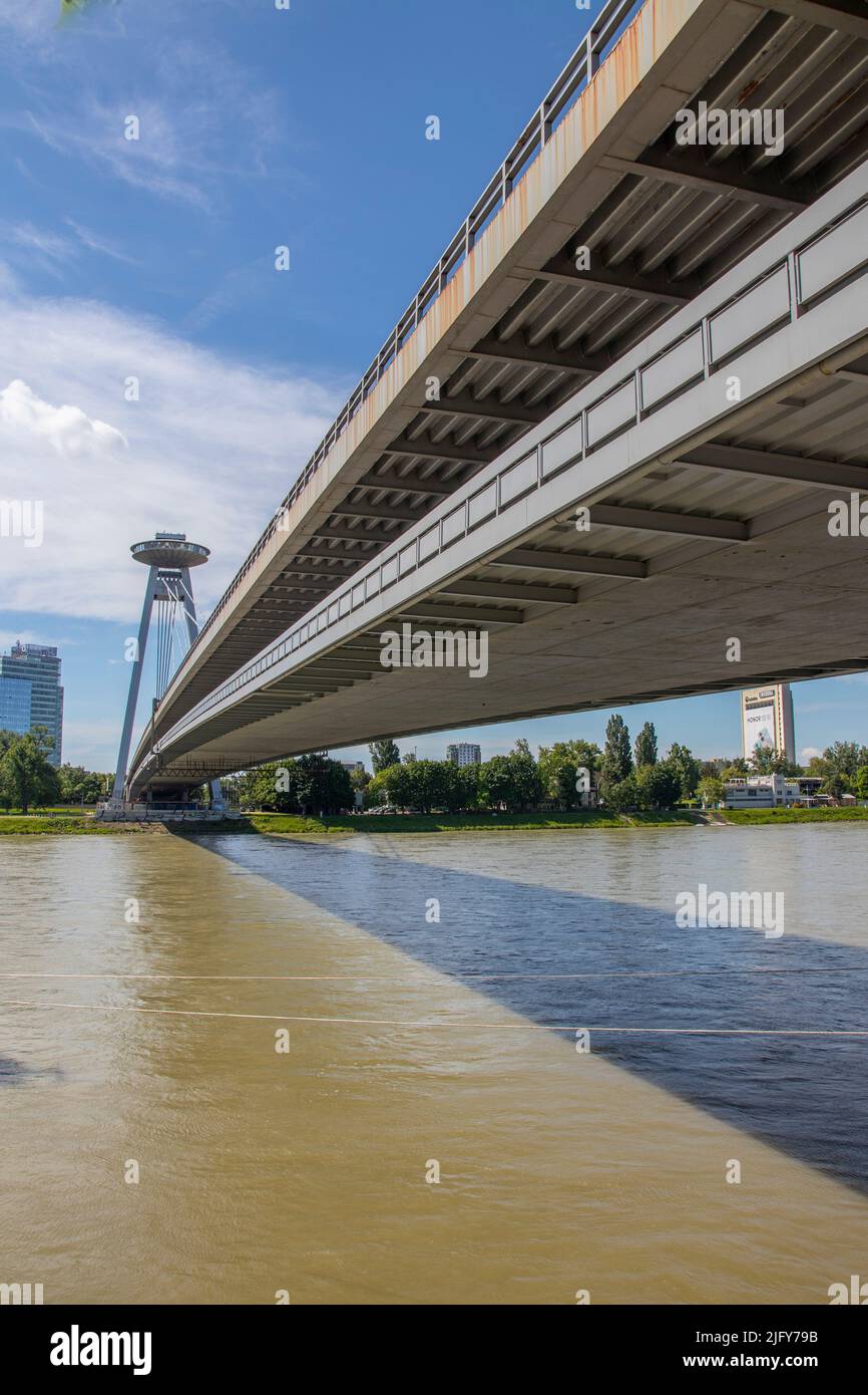 Die meisten SNP , gemeinhin als Most Slovenskeho oder die UFO-Brücke bezeichnet und von 1993 bis 2012 Novy Most ("Neue Brücke") genannt, ist eine Straßenbrücke über die Stockfoto